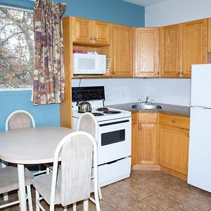 One-Bedroom Queen Suite Kitchen